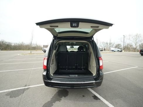 Used 2013 Chrysler Town & Country Touring-L w/ Driver Convenience Group image 16