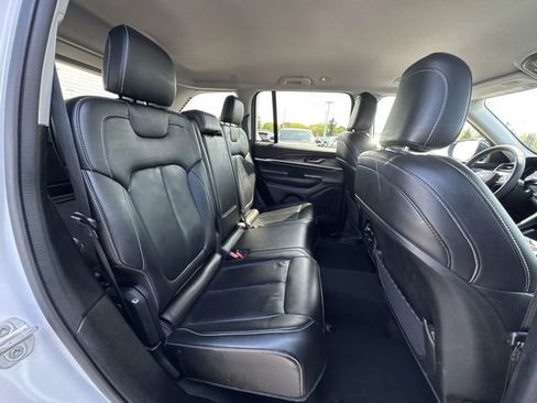 Used 2023 Jeep Grand Cherokee Limited AWD/4WD image 27