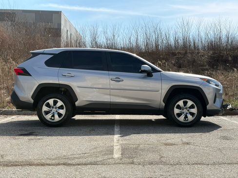 Used 2022 Toyota RAV4 LE image 9