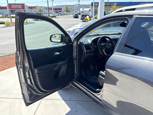 Used 2019 Jeep Cherokee Latitude Plus w/ Comfort/Convenience Group AWD/4WD image 10