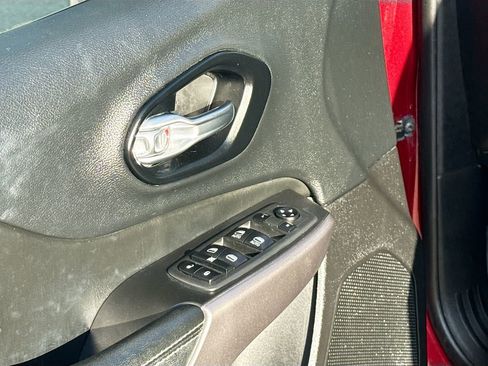 Used 2021 Jeep Cherokee Latitude w/ Mopar Interior Package image 17