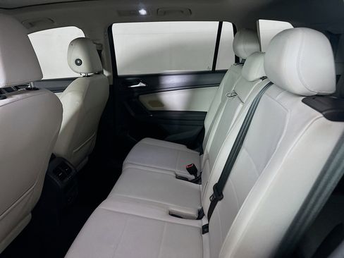 Used 2018 Volkswagen Tiguan SE w/ Panoramic Sunroof Package image 27