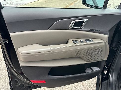 Used 2025 Kia Carnival EX image 12