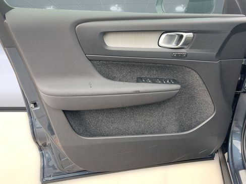Used 2026 Volvo XC40 B4 Core w/ Climate Package FWD image 9