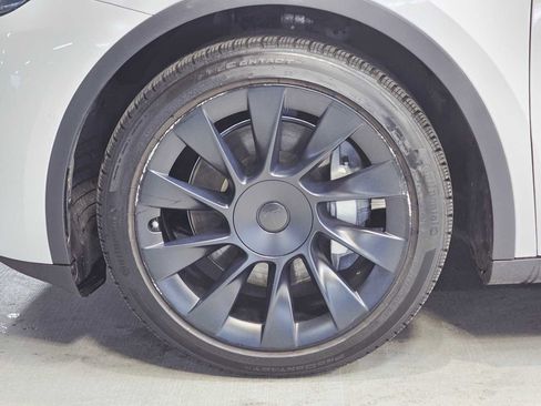 Used 2021 Tesla Model Y Long Range image 8