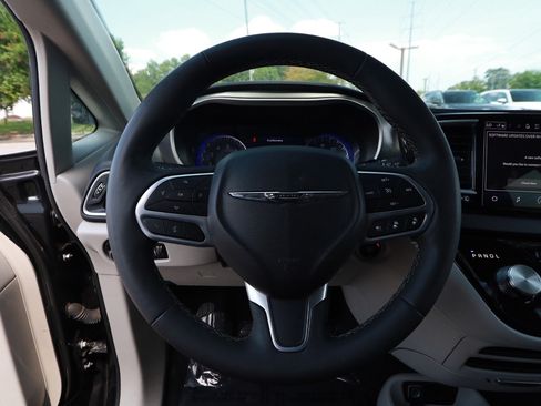 Used 2024 Chrysler Pacifica Touring-L FWD image 10