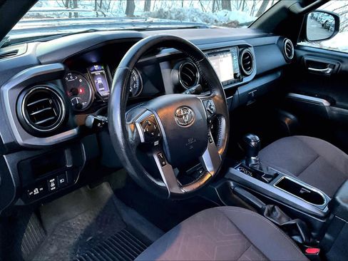 Used 2019 Toyota Tacoma TRD Sport w/ Technology Package image 16