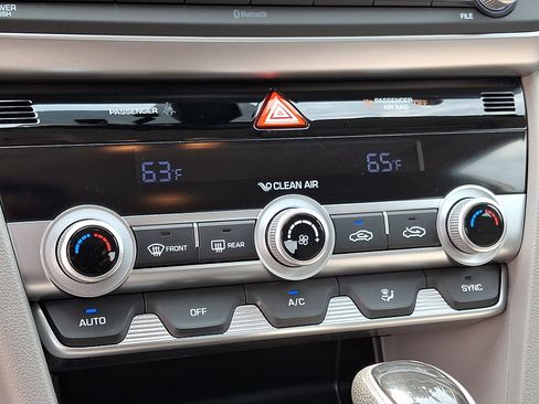 Used 2020 Hyundai Elantra SE FWD image 17