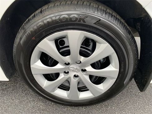 Used 2025 Toyota Corolla LE image 33