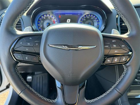 Used 2023 Chrysler 300 C image 27