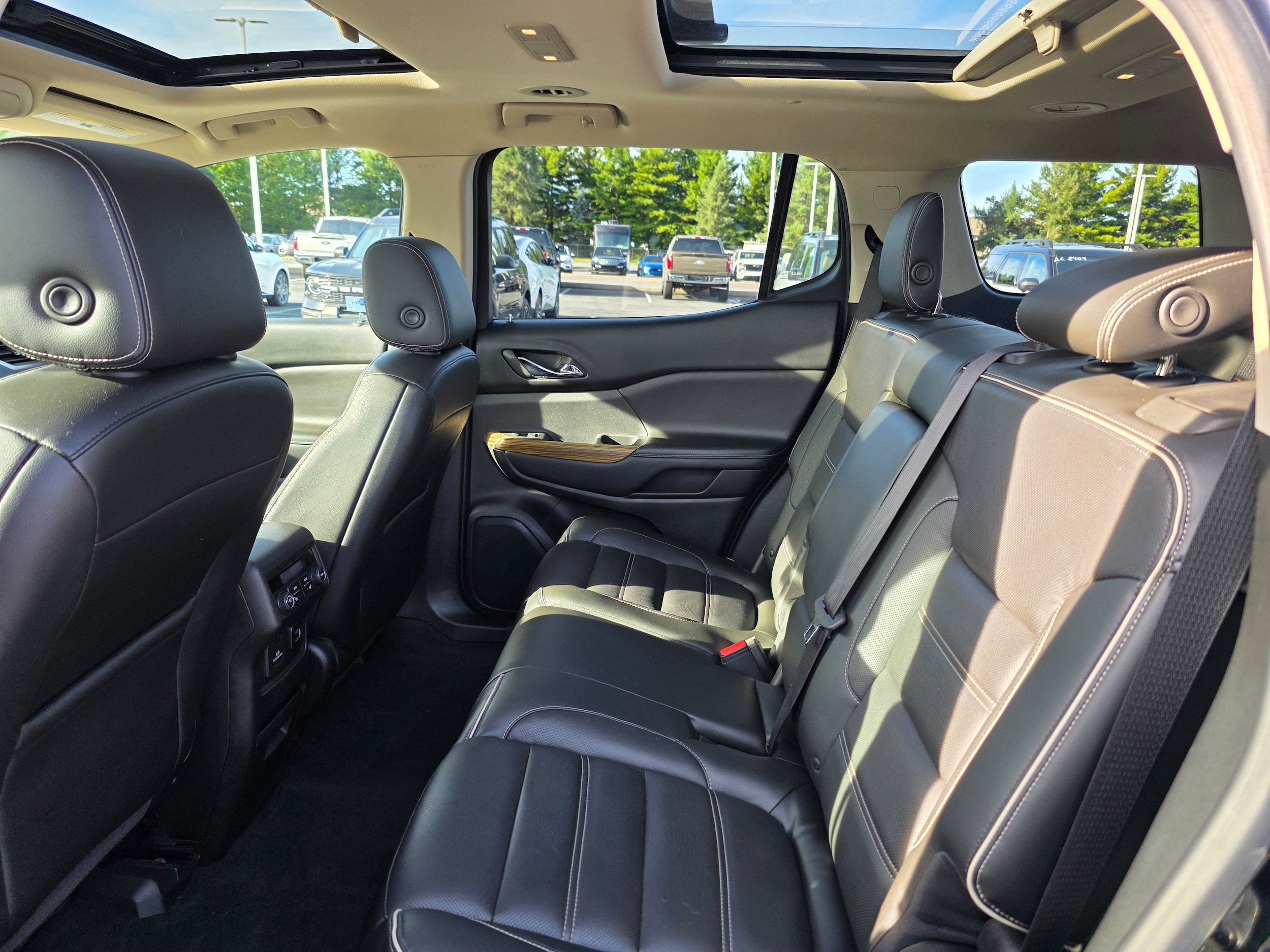 Used 2017 GMC Acadia Denali w/ Technology Package AWD/4WD image 11