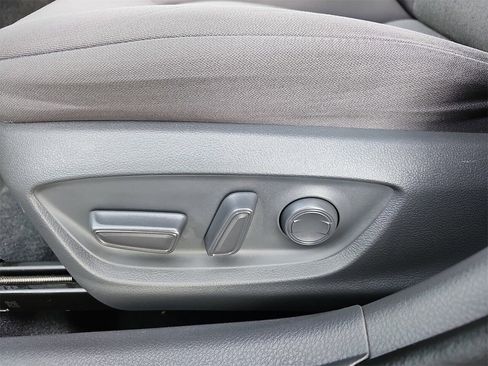 Used 2018 Toyota Camry LE image 28