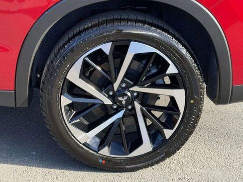 New 2025 Mitsubishi Outlander SE image 7