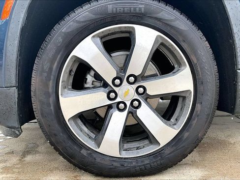 Used 2023 Chevrolet Traverse LT w/ LT Premium Package FWD image 11