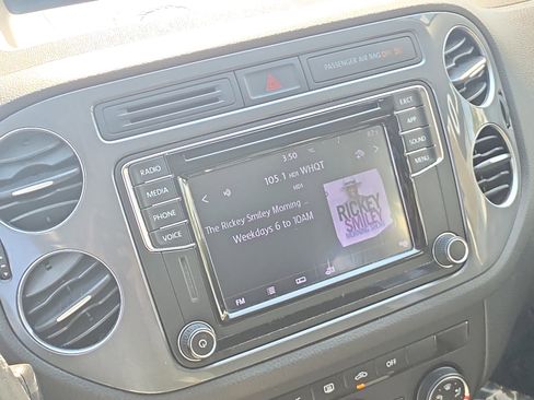 Used 2018 Volkswagen Tiguan Limited w/ Premium Package image 18