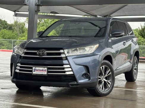 Used 2019 Toyota Highlander LE FWD image 2