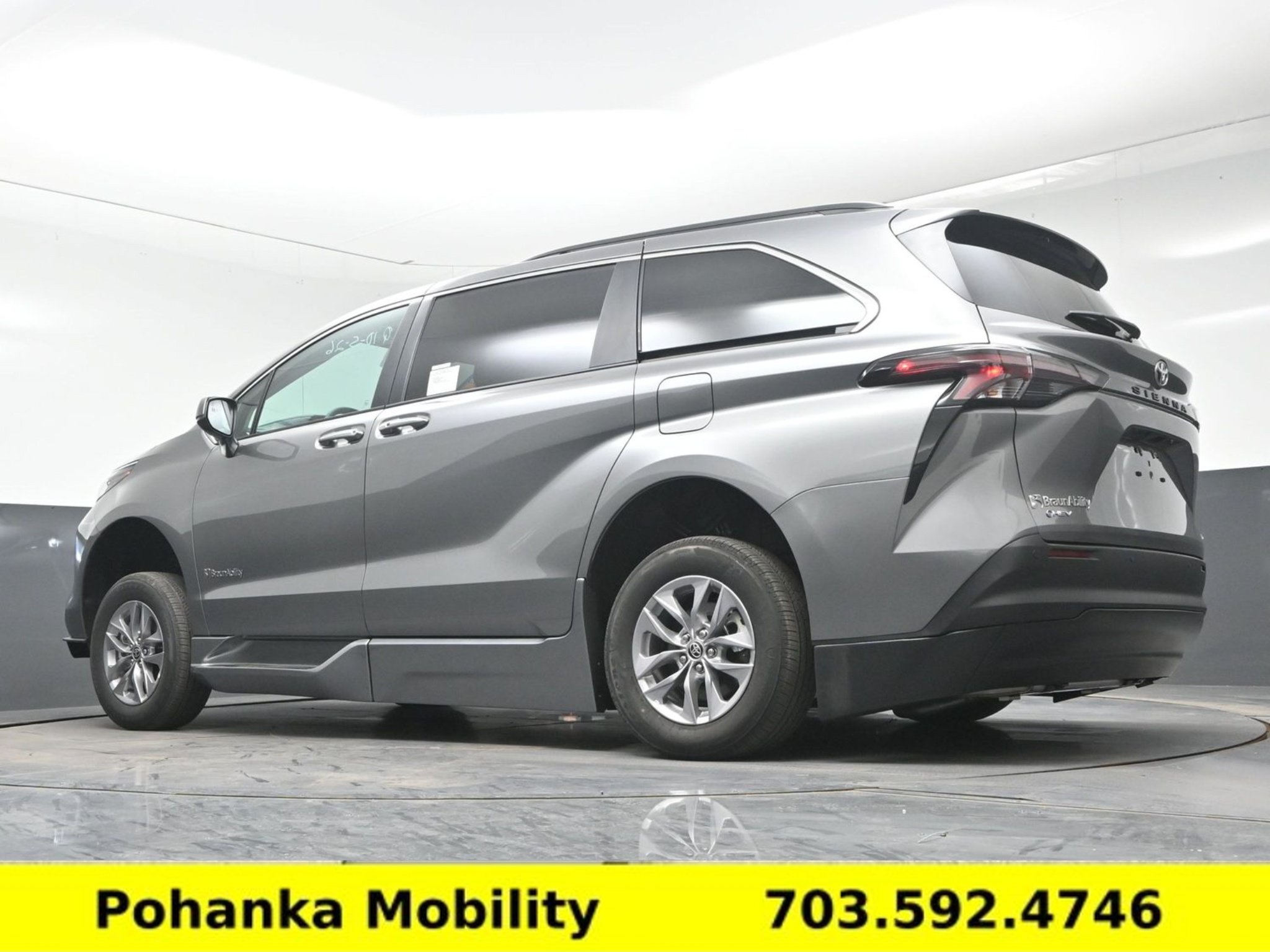 Used 2026 Toyota Sienna XLE FWD image 21