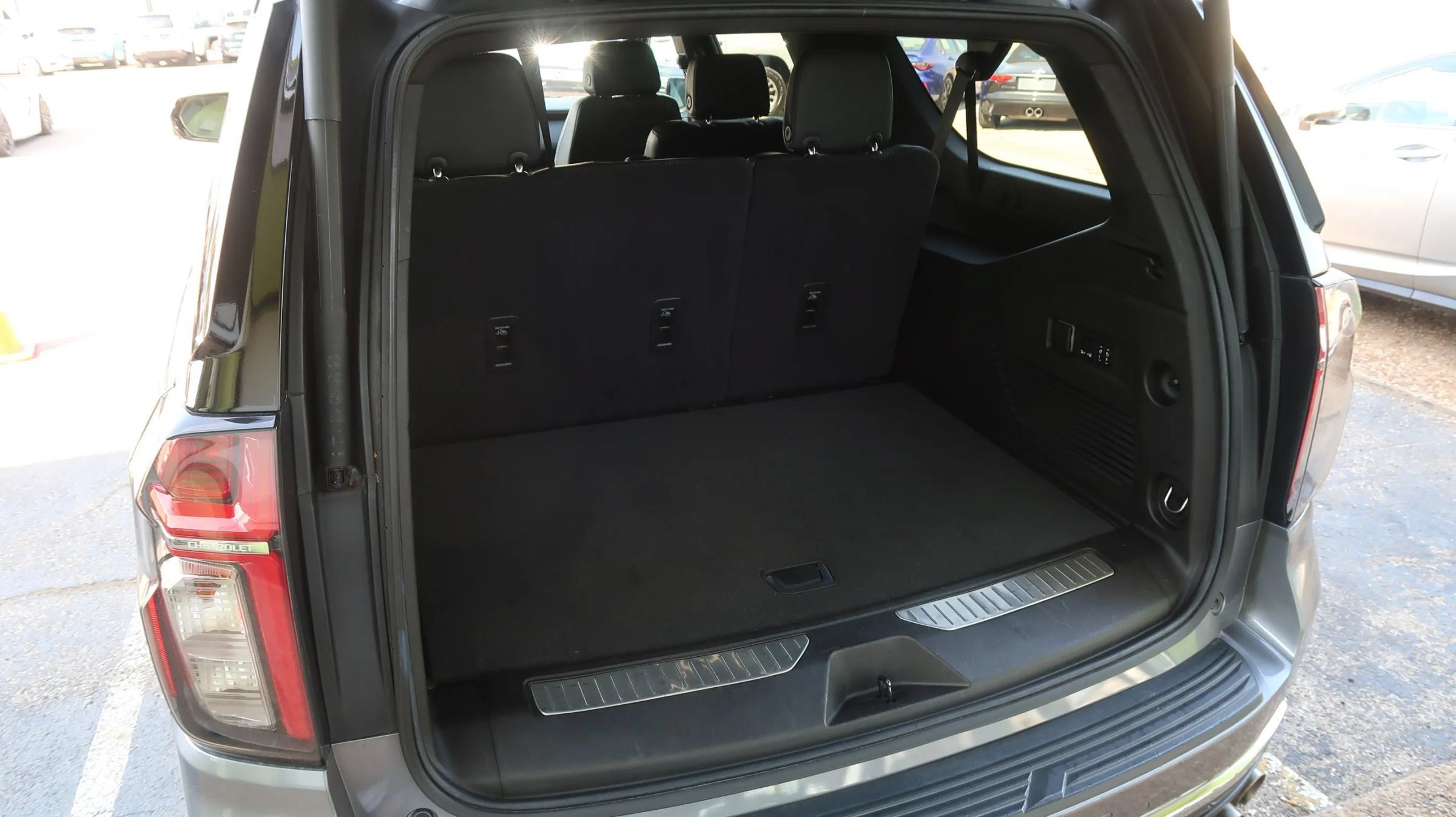 Used 2021 Chevrolet Suburban Premier w/ Premium Package RWD image 13