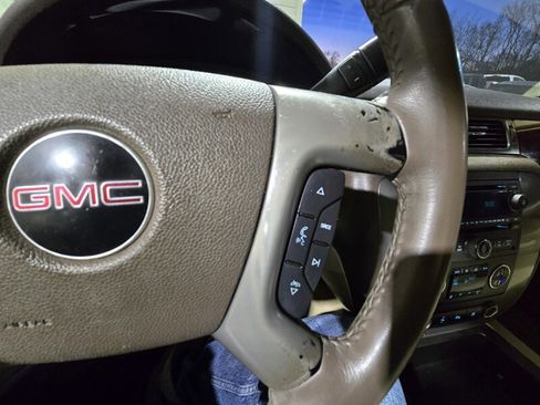 Used 2010 GMC Yukon SLT w/ SLT Chrome Package image 16