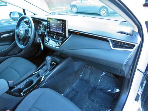 Used 2020 Toyota Corolla LE image 16