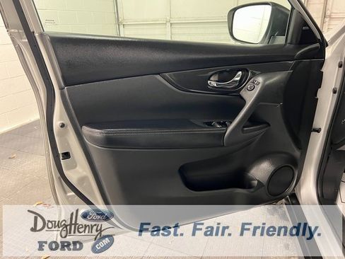 Used 2017 Nissan Rogue SV w/ SV Premium Package image 24