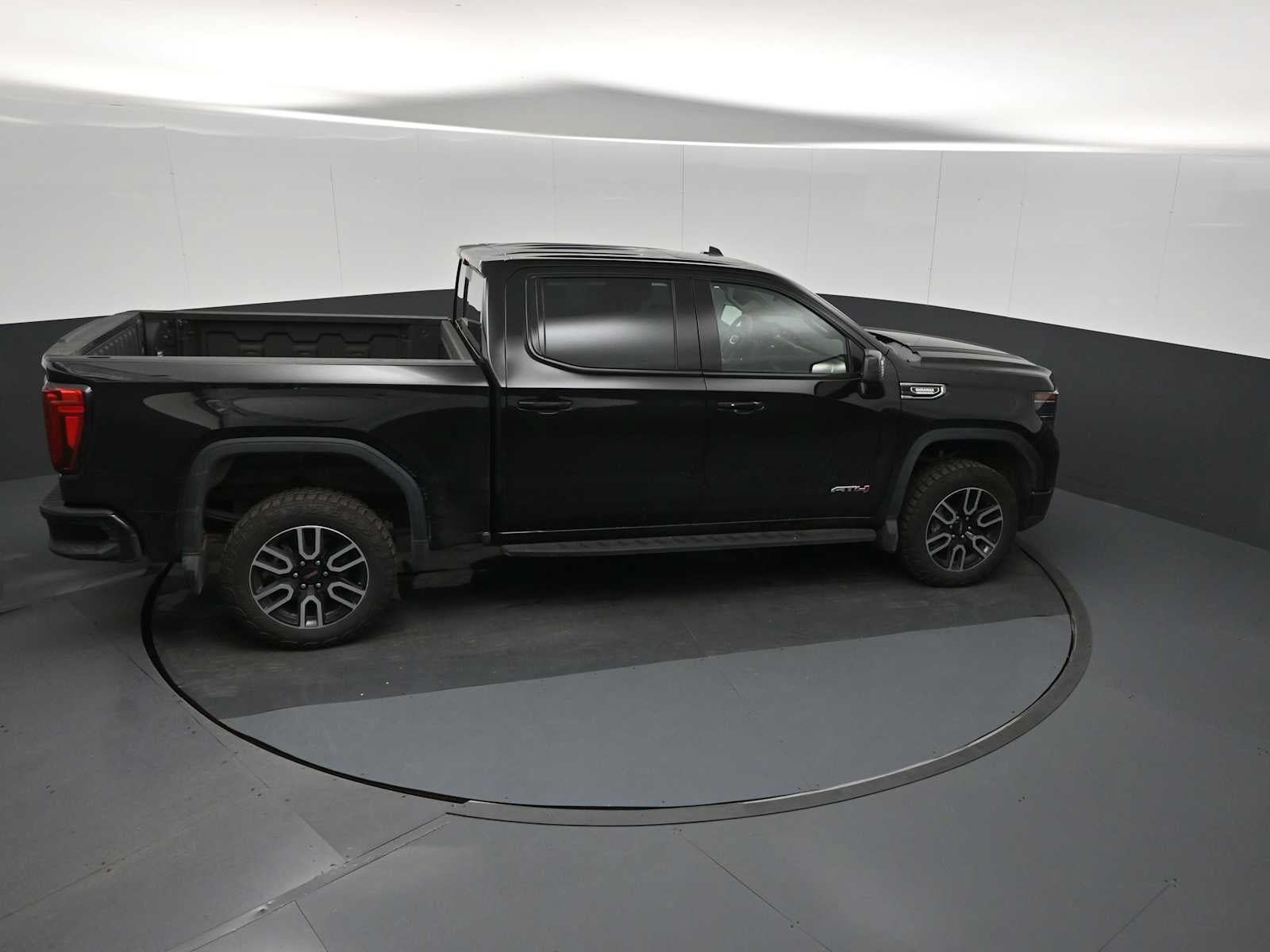 Used 2025 GMC Sierra 1500 AT4 w/ AT4 Premium Package AWD/4WD image 17