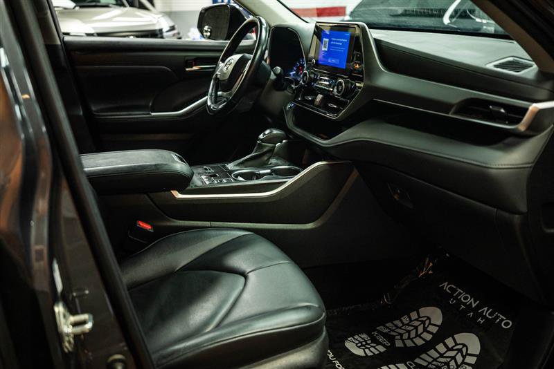 Used 2023 Toyota Highlander XLE FWD image 14