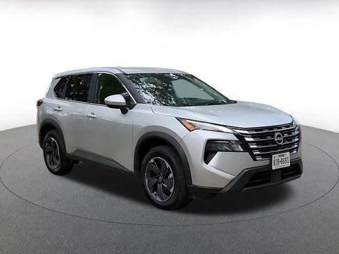 Used 2025 Nissan Rogue SV image 3