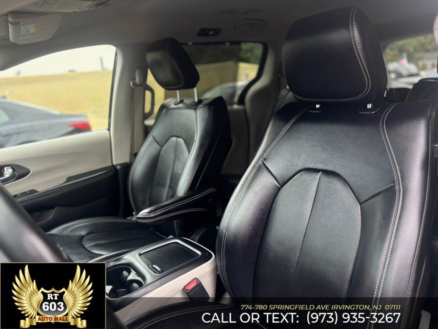 Used 2024 Chrysler Pacifica Touring-L FWD image 23