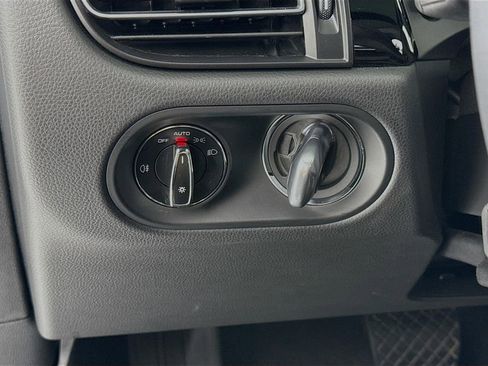 Certified 2025 Porsche Macan image 15