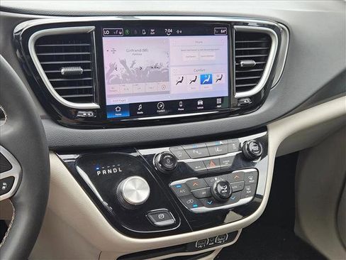 Used 2023 Chrysler Pacifica Touring-L FWD image 13