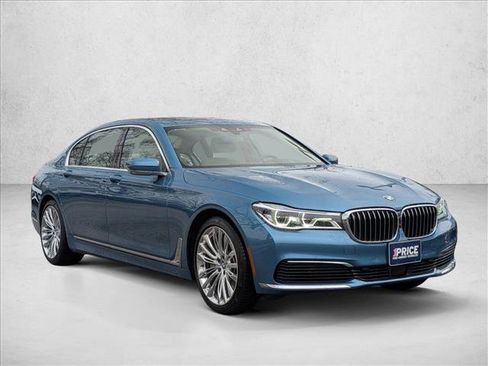Used 2019 BMW 750i xDrive w/ Executive Package image 3