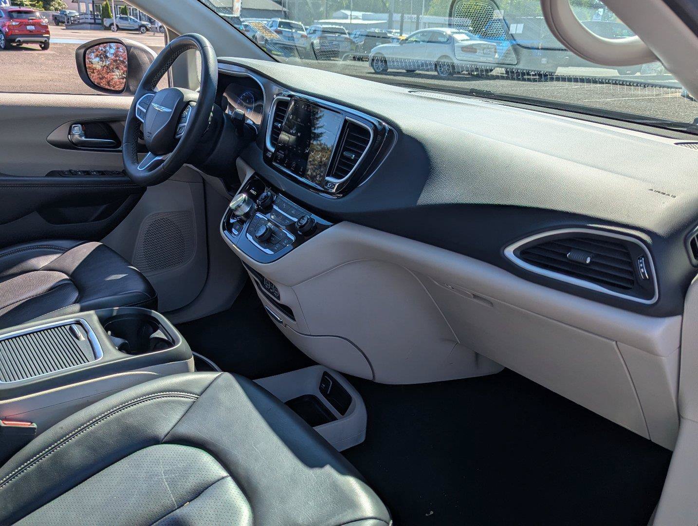 Used 2023 Chrysler Pacifica Touring-L FWD image 39