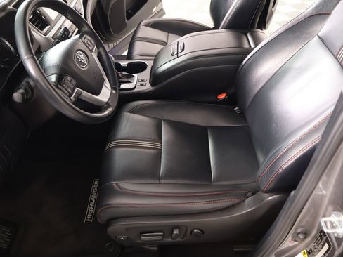 Used 2019 Toyota Highlander SE image 11