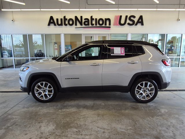 Used 2025 Jeep Compass Limited AWD/4WD image 9