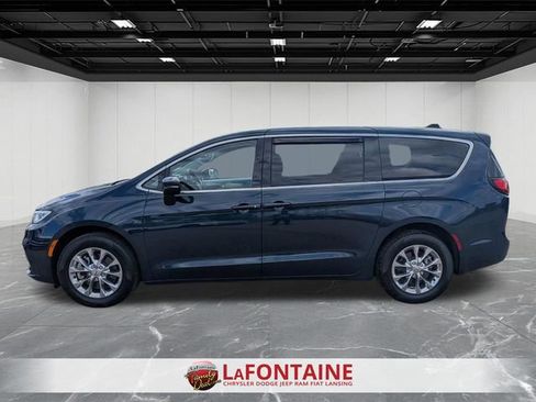 Used 2023 Chrysler Pacifica Touring-L image 2