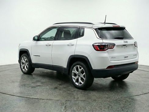 Used 2025 Jeep Compass Latitude AWD/4WD image 6