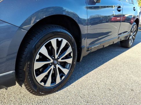 Used 2017 Subaru Outback 2.5i Limited AWD/4WD image 9