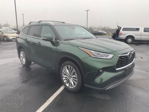 Used 2025 Toyota Highlander Platinum image 4