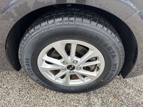 Used 2024 Kia Carnival LX FWD image 9