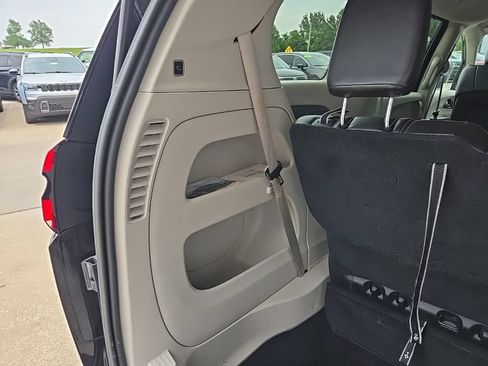 Used 2023 Chrysler Pacifica Touring-L FWD image 95