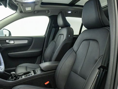 Certified 2025 Volvo XC40 B5 Core image 18