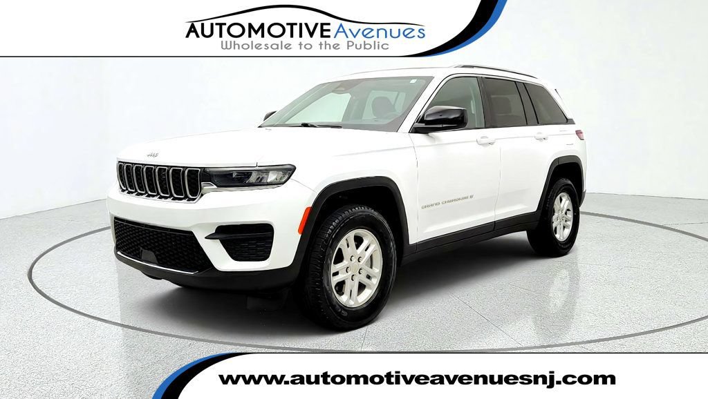 Used 2023 Jeep Grand Cherokee Laredo AWD/4WD image 1