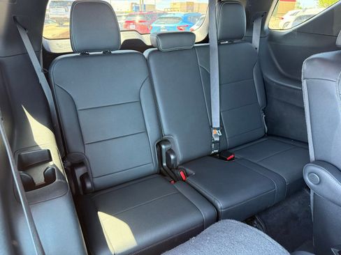 Used 2025 Chevrolet Traverse LT image 36