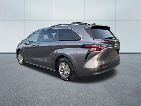 Used 2021 Toyota Sienna XLE image 7