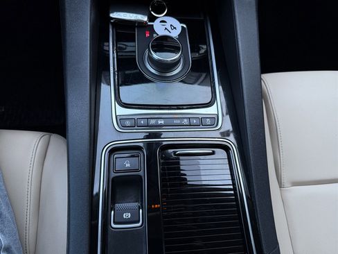 Used 2018 Jaguar F-PACE Premium image 23