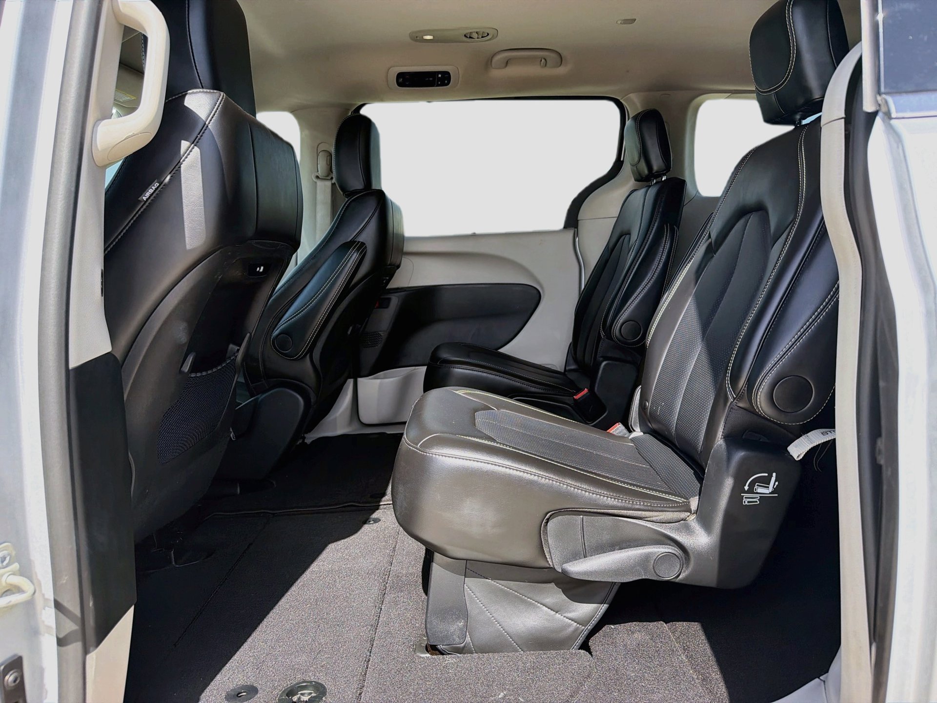 Used 2024 Chrysler Pacifica Touring-L FWD image 24