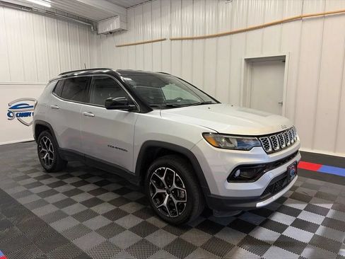 Used 2025 Jeep Compass Limited AWD/4WD image 3