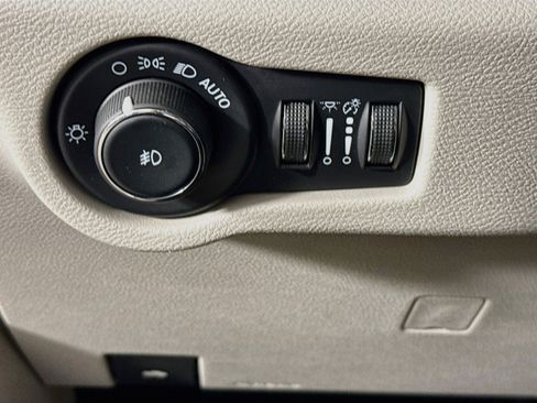 Used 2024 Chrysler Pacifica Limited FWD image 9