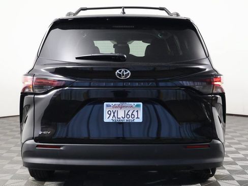 Used 2026 Toyota Sienna LE FWD image 5